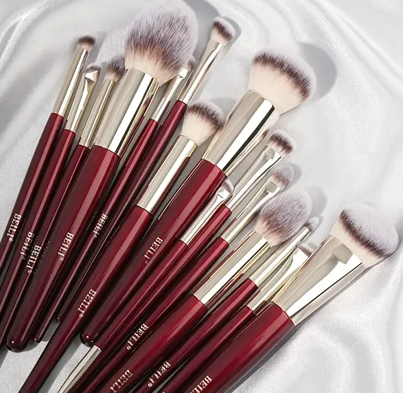 فرش مكياج فاخرة بمقبض خشبي أحمر  Luxury makeup brushes with red wooden handle